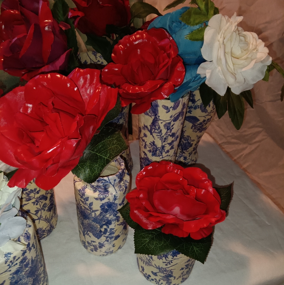 AMERICANA VASES (7 PIECE SET) AND FLOWERS